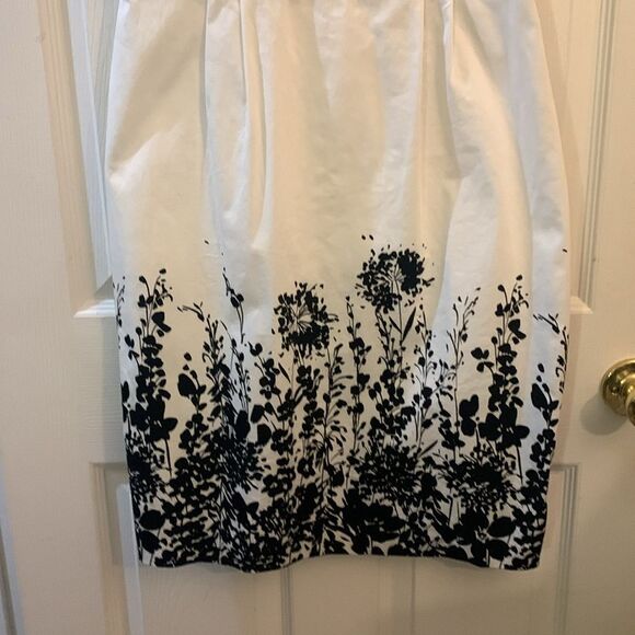 MAGGY LONDON DRESS WHITE W/BLACK PRINT ON SKIRT RUFFLE V NECK NWOT - Picture 3 of 8